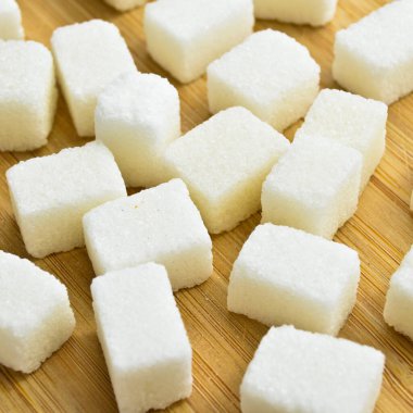 Bambu üzerine beyaz ve şeker küpleri kesme tahtası küp şeker dokusu