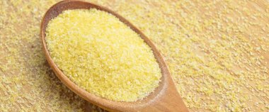 Semolina irmik, kepçedeki ve tahtadaki buğdayları öğüterek elde edilmiştir.