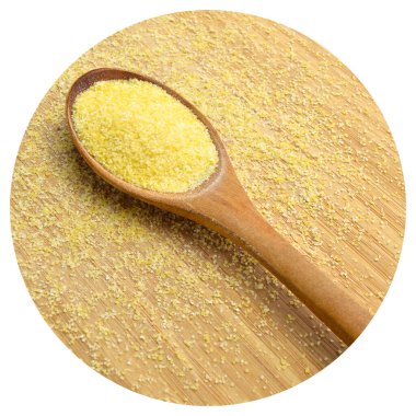 Semolina irmik, kepçedeki ve tahtadaki buğdayları öğüterek elde edilmiştir.