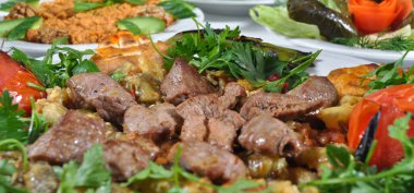 Lüks bir restoranda şiş kebap, Türk şiş kebabı.