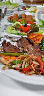 Muhteşem bir yemek masası ve ızgara biftek kebabı lüks bir restoranda, Türk usulü kuzu pirzola kebabı.