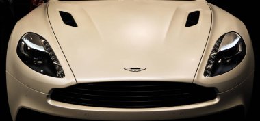 Galerideki ışıklar altında lüks ve beyaz Aston Martin 'in ön görüntüsü, Eylül 2012 İstanbul Uluslararası Otomobil Fuarı