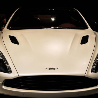 Galerideki ışıklar altında lüks ve beyaz Aston Martin 'in ön görüntüsü, Eylül 2012 İstanbul Uluslararası Otomobil Fuarı