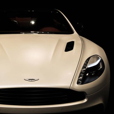 Galerideki ışıklar altında lüks ve beyaz Aston Martin 'in ön görüntüsü, Eylül 2012 İstanbul Uluslararası Otomobil Fuarı
