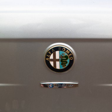 Alfa Romeo krom metal logosu, İstanbul 'da lüks otomobil, 23 Temmuz 2021 İstanbul pendik Türkiye otomobil pazarı