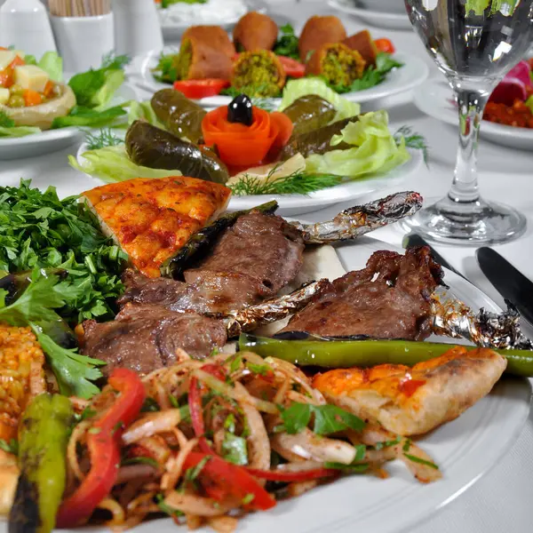 Muhteşem bir yemek masası ve ızgara biftek kebabı lüks bir restoranda, Türk usulü kuzu pirzola kebabı.