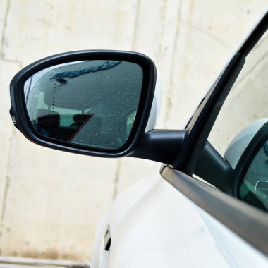 Modern beyaz araba yan ayna ve kapılar