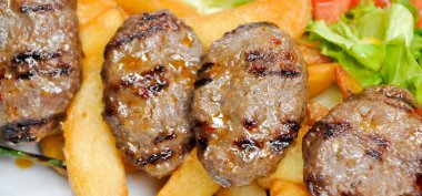 Geleneksel Türk mutfağından köfteler, ızgara köfteler, Türk izgara kofti, güzel bir sunum.