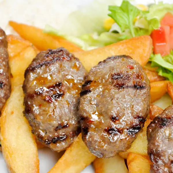 Geleneksel Türk mutfağından köfteler, ızgara köfteler, Türk izgara kofti, güzel bir sunum.