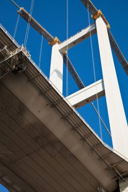 Asya ve Avrupa taraflarını birbirine bağlayan muhteşem Boğaz Köprüsü, alt görünüm ayrıntıları, İstanbul Türkiye, 22 Haziran 2019