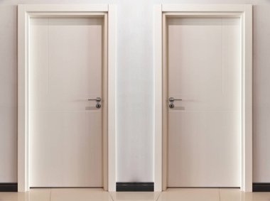 Modern beyaz giriş. Ahşap iki kapı. Evin içinde şık bir tasarım var.