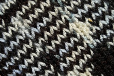 Yünden desenli kumaş. El yapımı örgü kumaş beyaz kahverengi yün arkaplan dokusu