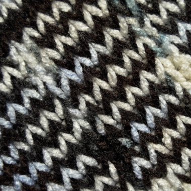 Yünden desenli kumaş. El yapımı örgü kumaş beyaz kahverengi yün arkaplan dokusu