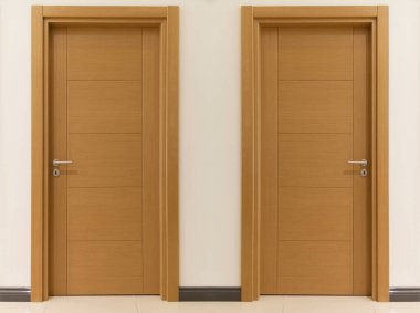 Modern kahverengi ve bej ön giriş ahşap iki kapı evin içinde şık bir tasarım var.