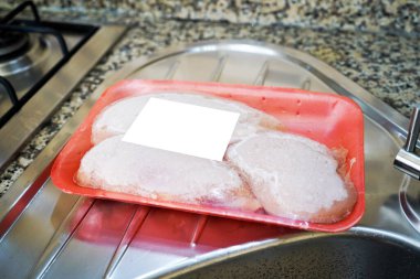 Donmuş ve paketlenmiş taze tavuk eti pazarlarda ve marketlerde satılıyor, sağlıklı tavuk eti.