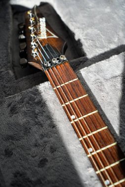 Ibanez elektro gitar çeliğinin yakın plan çekimi başlık ve gül ağacından yapılmış fretboardları İstanbul 'da 10 Nisan 2024' te konforlu bir korumada duruyor.