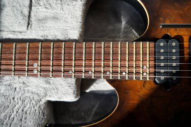 Elektro gitar köprüsü, teller ve pikap, ahşap cevizli gitar pikabının detaylı görüntüsü, telli müzik aleti.