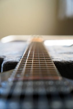 Elektro gitar köprüsü, teller ve pikap, ahşap cevizli gitar pikabının detaylı görüntüsü, telli müzik aleti.