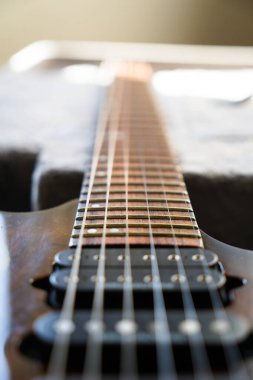 Elektro gitar köprüsü, teller ve pikap, ahşap cevizli gitar pikabının detaylı görüntüsü, telli müzik aleti.