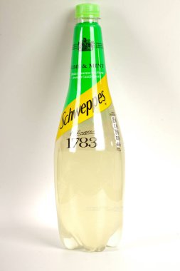 Schweppes karbonatlı içecekler 1 litre nane likörü plastik şişeler, İstanbul Türkiye Ekim 07: 23, beyaz arka planda izole