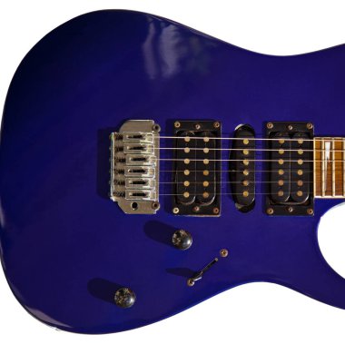 Elektro gitar köprüsü, teller ve pikap, ahşap boya ile gitar pikabının detaylı yakın görüntüsü, telli müzik aleti, beyaz arka planda izole edilmiş.