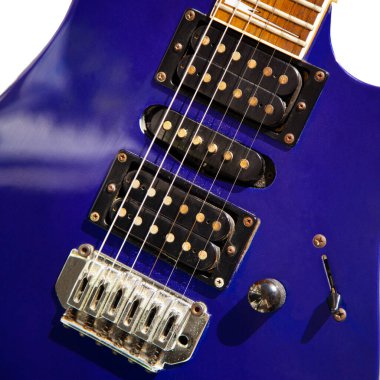 Elektro gitar köprüsü, teller ve pikap, ahşap boya mavisi, telli müzik aleti ile gitar pikapının detaylı görüntüsü.