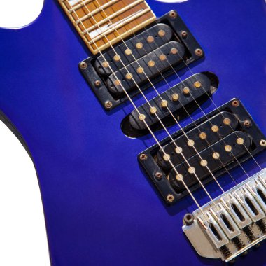 Elektro gitar köprüsü, teller ve pikap, ahşap boya mavisi, telli müzik aleti ile gitar pikapının detaylı görüntüsü.