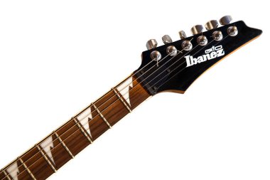 Ibanez elektro gitar çeliğinin yakın plan görüntüleri başlık ve gül ağacından yapılmış fretboard beyaz arka planda izole edilmiş konforlu bir korumada duruyor, İstanbul Türkiye 07 Temmuz 2024