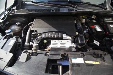 Arabanın tamiri için motor bölmesinde genel kontrol yapılır. Araba bakım ve onarım işleri, araç servisi bölümü.