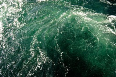 Deniz ve okyanus suyunun en üst görüntüsü, mavi tuzlu deniz suyu dokusu, İstanbul Türkiye kıyı şeridi