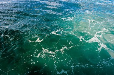 Deniz ve okyanus suyunun en üst görüntüsü, mavi tuzlu deniz suyu dokusu, İstanbul Türkiye kıyı şeridi