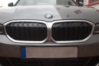 İstanbul 'da BMW krom metal logosu, lüks gri araba, 30 Ekim 2024 İstanbul Pendik Türkiye otomobil pazarı