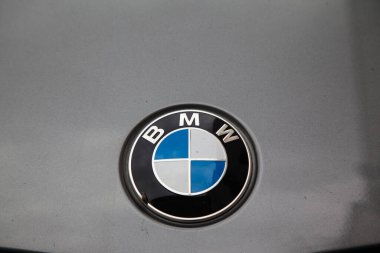 İstanbul 'da BMW krom metal logosu, lüks gri araba, 30 Ekim 2024 İstanbul Pendik Türkiye otomobil pazarı