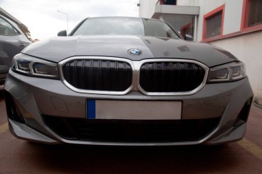 BMW krom metal logosu, İstanbul 'da lüks gri araba, 30 Ekim 2024 İstanbul Pendik Türkiye otomobil pazarı
