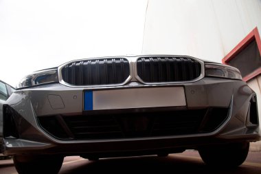 BMW krom metal logosu, İstanbul 'da lüks gri araba, 30 Ekim 2024 İstanbul Pendik Türkiye otomobil pazarı