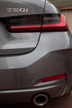 BMW krom metal logosu 320i back view, İstanbul 'da lüks gri araba, 30 Ekim 2024 İstanbul Pendik Türkiye otomobil pazarı