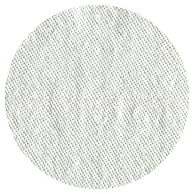 Beyaz arka planda izole edilmiş yumuşak beyaz desenli tuvalet kağıdı rulosu