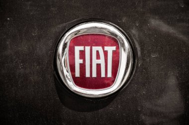 İstanbul 'da Fiat krom metal logo, lüks otomobil, 30 Temmuz 2014 İstanbul Pendik Türkiye otomobil pazarı