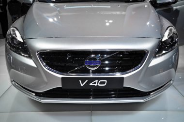 Galeride ışıklar altında lüks gri Volvo V40 serisinin ön görünümü, 22 Kasım 2012 İstanbul Uluslararası Otomobil Fuarı