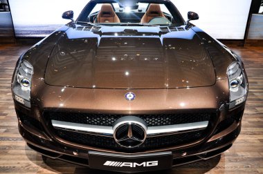 Şov salonunda ışıklar altında lüks kahverengi Mercedes AMG serisinin ön görünümü, Kasım 02 2012 İstanbul Uluslararası Otomobil Fuarı