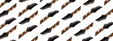 Elektro gitar çelik telleri ve gül ağacından yapılmış fretboard, müzikle ilgili afiş, beyaz arka planda izole edilmiş.