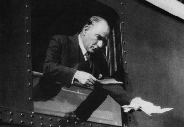 1920 ve 1930 'larda Türkiye Cumhuriyeti' nin kurucusu ve kurtarıcısı Mustafa Kemal Atatürk 'ün renkli bir fotoğrafı yüksek çözünürlüklü bir baskı taramasıyla elde edildi. Tarama tarihi 06 Haziran 2024
