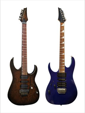 İki elektro gitar, ahşap ceviz rengi kahverengi ve mavi gövdeli, özel bir müzik aleti, beyaz arka planda izole edilmiş.