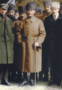 1920 ve 1930 'larda Türkiye Cumhuriyeti' nin kurucusu ve kurtarıcısı Mustafa Kemal Atatürk 'ün renkli bir fotoğrafı yüksek çözünürlüklü bir baskı taramasıyla elde edildi. Tarama tarihi 06 Haziran 2024