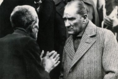 1920 ve 1930 'larda Türkiye Cumhuriyeti' nin kurucusu ve kurtarıcısı Mustafa Kemal Atatürk 'ün siyah beyaz fotoğrafı yüksek çözünürlüklü bir baskı taramasıyla elde edildi. Tarama tarihi 16 Nisan 2025