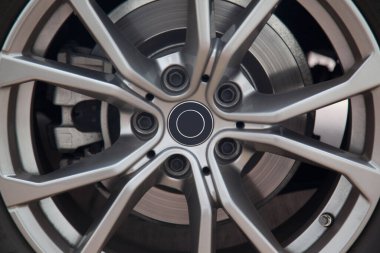 Çelik tekerlek jant ve fren sistemi lüks gri bir araba, çelik alaşımlı gri krom jant.