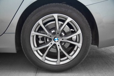 Lüks gri BMW lastik tekerlek jant ve fren sistemi, çelik alaşımlı gri jant ve BMW logosu, çekim tarihi 10 Ekim 2024, İstanbul Türkiye