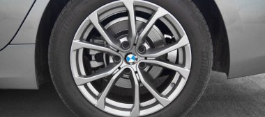 Lüks gri BMW lastik tekerlek jant ve fren sistemi, çelik alaşımlı gri jant ve BMW logosu, çekim tarihi 10 Ekim 2024, İstanbul Türkiye