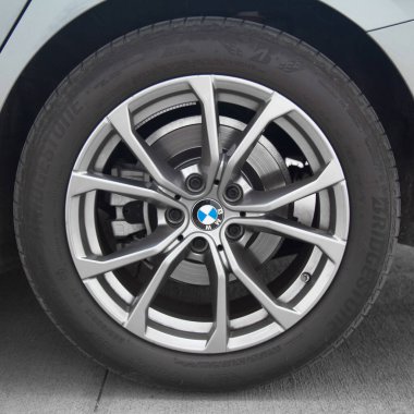 Lüks gri BMW lastik tekerlek jant ve fren sistemi, çelik alaşımlı gri jant ve BMW logosu, çekim tarihi 10 Ekim 2024, İstanbul Türkiye