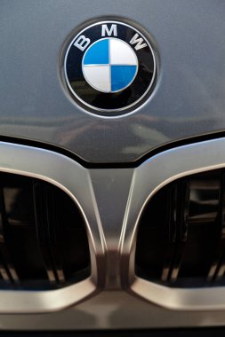 BMW krom metal logosu, İstanbul 'da lüks gri araba, 07 Mayıs 2025 İstanbul Pendik Türkiye otomobil pazarı
